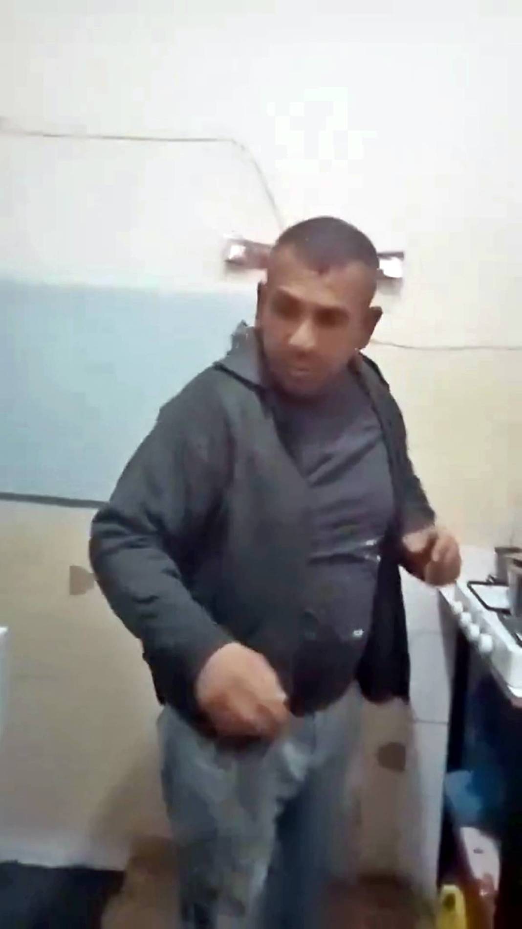 Çocuklarına hem baba, hem anne oldu: Duygulandıran videonun ardından dram çıktı! Evde yemek yapan baba beğeni topladı 17